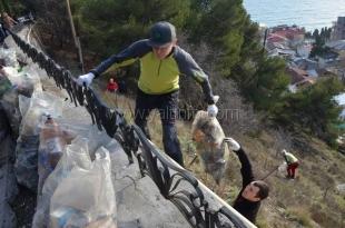 В Ялте с привлечением альпинистов убрали видовую площадку на Поликуровском холме