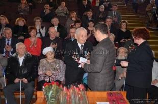 От имени Президента РФ ялтинских ветеранов ВОВ наградили юбилейными медалями